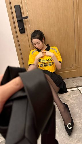 【永久专享】秀人人气模特小逗逗剧情视频 美女外卖员！【1V】